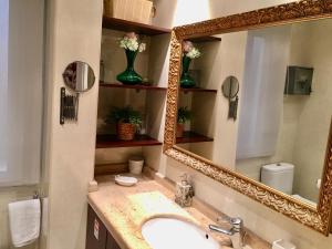 a bathroom with a sink and a large mirror at Apartamento estilo Vintage muy céntrico y parking gratis in Logroño +16 photos