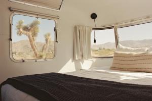 Tempat tidur dalam kamar di AutoCamp Joshua Tree