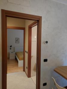 Habitación con una puerta que conduce a un dormitorio en 6 a casa en Milán