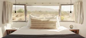 Tempat tidur dalam kamar di AutoCamp Joshua Tree