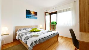 En eller flere senge i et værelse på Apartman Mate