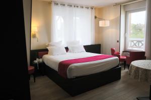 Postel nebo postele na pokoji v ubytování Logis Hôtel Saint Guirec Et De La Plage