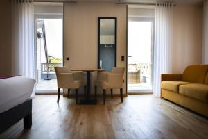 Posezení v ubytování Logis Hôtel Saint Guirec Et De La Plage