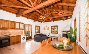 kuchnia i salon z drewnianym sufitem w obiekcie Casa Gaia w mieście Panormos