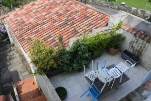 - une vue aérienne sur une terrasse avec des chaises et des plantes dans l'établissement Maison de village spacieuse et confortable, à Le Gué-de-Velluire