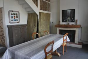 - une chambre avec un lit, 2 chaises et une cheminée dans l'établissement Maison de village spacieuse et confortable, à Le Gué-de-Velluire