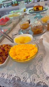 una mesa cubierta con platos y tazones de comida en Pousada Palmeira Imperial, en Recife