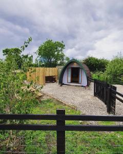 een kleine tent in een tuin met een hek bij Skipbridge farm glamping in York