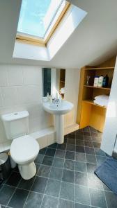 y baño con aseo blanco y lavamanos. en Modern City Centre House, en Galway