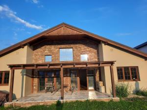 una casa con una gran terraza. en Holiday house, en Liptovský Ján