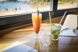 Nápoje v ubytování Logis Hôtel Saint Guirec Et De La Plage