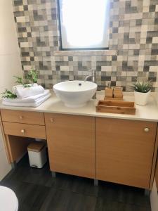a bathroom with a sink and a mirror at City Break-Quiet House with Private Patio in Torres Vedras +43 photos