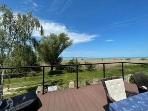 una terraza con sillas y vistas a un campo en Z-HOMES, en Zamárdi