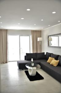 uma sala de estar com um sofá preto e uma mesa em Villa Zadar Superior em Zadar
