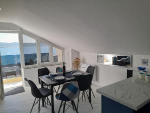 uma cozinha com mesa e cadeiras num quarto em Apartman prvi red do mora em Sveti Filip i Jakov