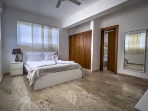 Postel nebo postele na pokoji v ubytování Lovely Beachview Playa Laguna