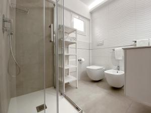アルカモ・マリーナにあるMaresole Apartmentsのバスルーム(シャワー、トイレ、シンク付)