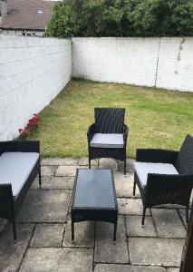 un grupo de sillas y mesas en un patio en Modern City Centre House, en Galway