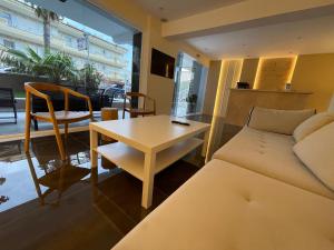 een woonkamer met een bank en een tafel bij Brother's House in Kallithea