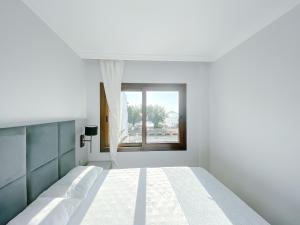 Un pat sau paturi într-o cameră la Turgutreis Apart Otel