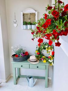 un tavolo con fiori rossi e gialli di Villa Doreta a Roda