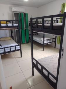 Cette chambre comprend plusieurs lits superposés. dans l'établissement Puleiro Hostel, à Salvador