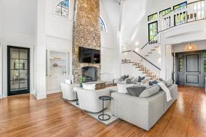 ein Wohnzimmer mit weißen Möbeln und einem Kamin in der Unterkunft Club Cottage 6 in Kiawah Island