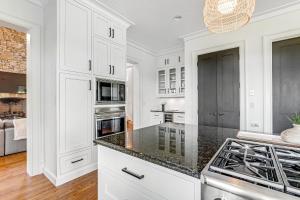 eine Küche mit weißen Schränken und Granitarbeitsflächen in der Unterkunft Club Cottage 6 in Kiawah Island