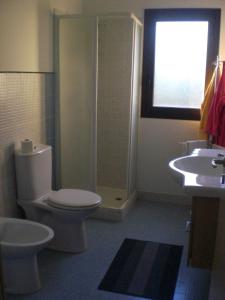 ノート・マリーナにあるVilla Solareのバスルーム(トイレ、シャワー、シンク付)
