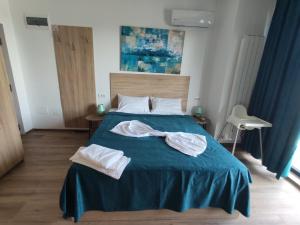 a bedroom with a bed with two towels on it at Sea & Sunset Studio in Mamaia Sat/Năvodari