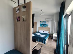 a bedroom with a bed and a mirror at Sea & Sunset Studio in Mamaia Sat/Năvodari