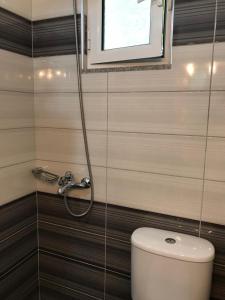 NivicëにあるNivice Holiday Houseのバスルーム(シャワー、トイレ付)