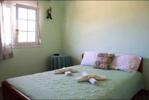 3 toallas en una cama con ventana en Villa Mastiha , Komi Beach, en Kómi