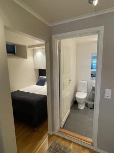 Um banheiro em Daltind - Modern apartment with free parking