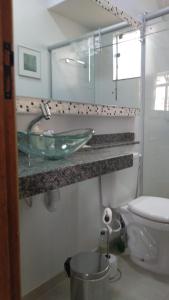 a bathroom with a sink and a toilet at Flat em local tranquilo, com garagem compartilhada a dois quarteirões do centro histórico, 15 min de Tiradentes in São João del Rei