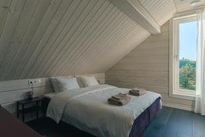 Odi Resort في Ilmasoo: غرفة نوم عليها سرير وفوط