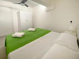 アルカモ・マリーナにあるMaresole Apartmentsの白い部屋(大型ベッド1台、タオル2枚付)