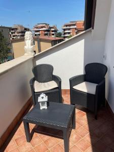two chairs and a table on a balcony at Casa Nicole in Monterotondo
