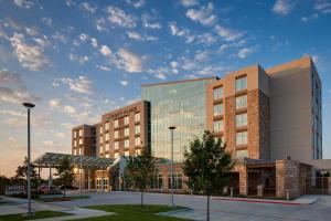 un rendimiento de un edificio con cielo en Hyatt Place DFW, en Irving