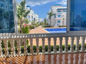 Luxury apartment with swimming pool view في مارينا سمير: بلكونه مطلة على مسبح