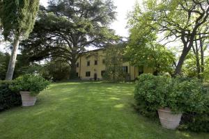 ein Haus mit zwei großen Töpfen im Hof in der Unterkunft Villa I Ciabattini in Vicchio