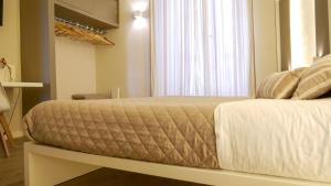 トラーニにあるLa Banchina Holiday Roomsの窓付きの部屋のベッド1台