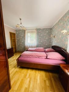 um quarto com uma cama grande com almofadas em Gemütliches Apartment mit Kamin und Wohnküche em Herzberg am Harz