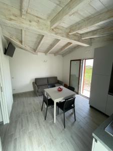Imagen de la galería de Nuovo Bilocale con Terrazza a Posada, en Posada