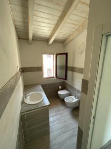 Imagen de la galería de Nuovo Bilocale con Terrazza a Posada, en Posada