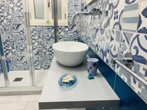 A bathroom at Casa Limoni al mare tra Catania Etna e Taormina