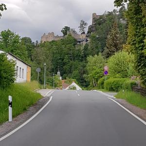 uma estrada vazia com um castelo ao fundo em Haus Helena Dreiländerappartment em Zittau
