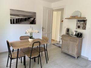 Η κουζίνα ή μικρή κουζίνα στο A Mouleydier chez Romane +2 φωτογραφίες