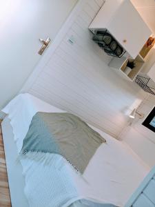 เตียงในห้องที่ Schwimmendes Haus Johanne auf dem Wasser inkl Boot in Blankaholm