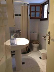 łazienka z umywalką i toaletą w obiekcie All stone, everything.. w mieście Areopolis